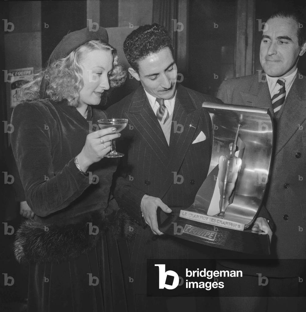 French athlet Alain Mimoun has received a prize (