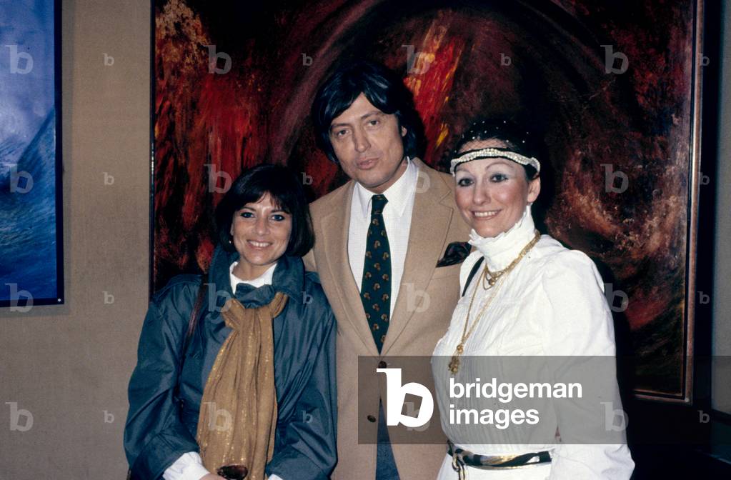 Actresses Nicole Calfan (L) and Juliette Mills With Auctioneer Pierre Cornette De Saint Cyr during An Exhibition in 1984  (photo)