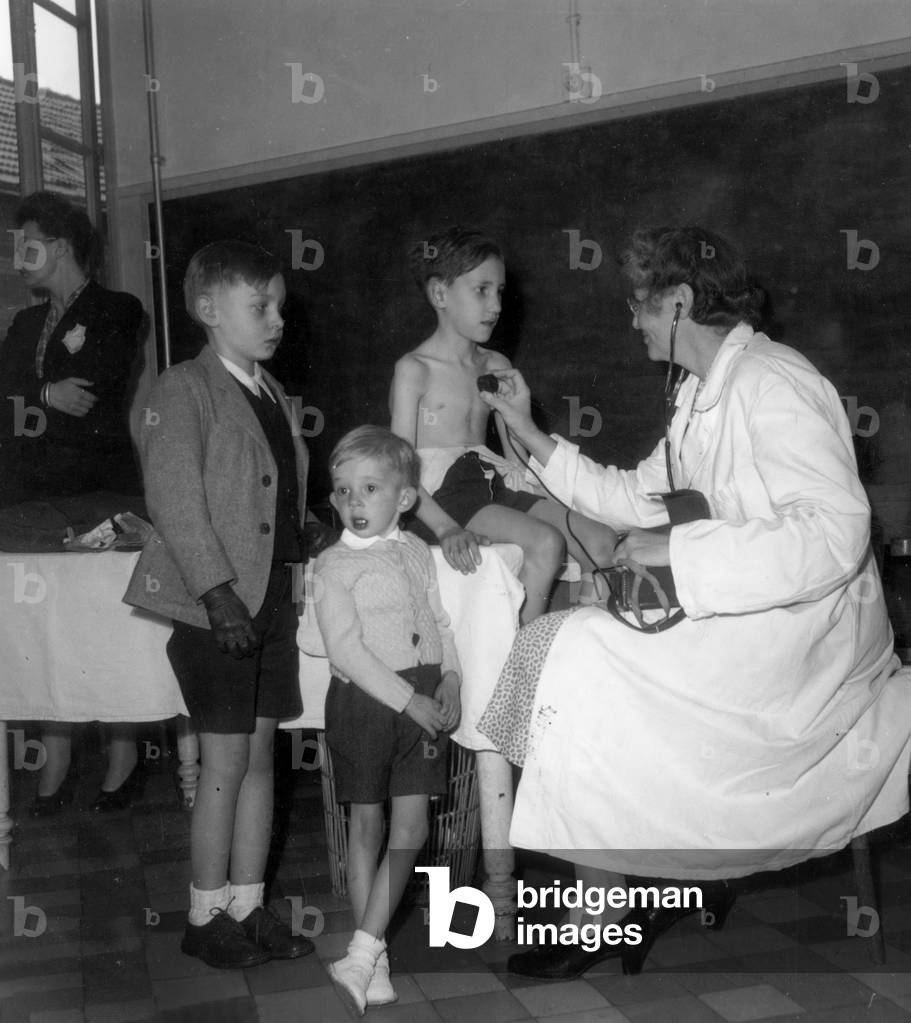 2982 Blue Kids Helene Brook Taussing August 29, 1947 (b/w photo)