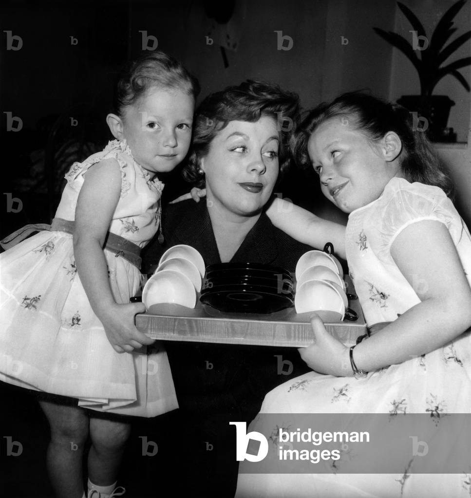 Mothers' Day : A Mother With her Two Daughters, May 29, 1958 (b/w photo)