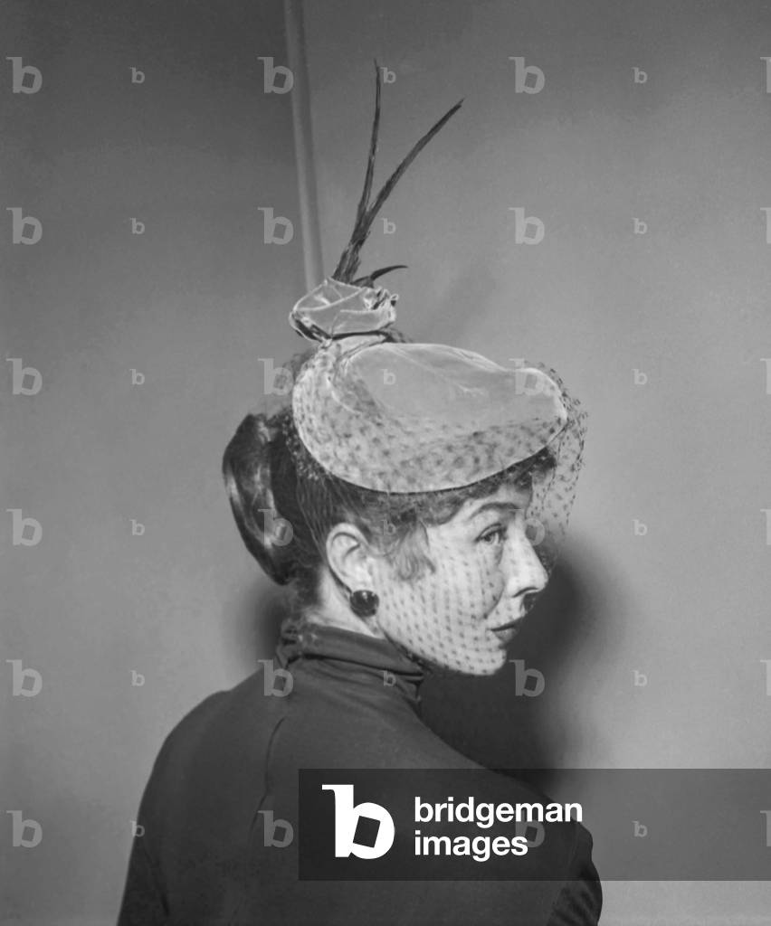 Maud et Nano hat, Paris, July 17, 1951 (b/w photo)
