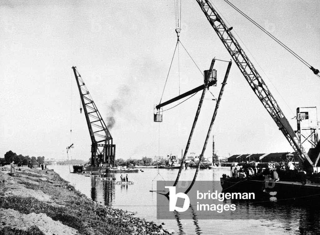 The Gaz De Lacq Traverse La Loire, The Feeder Will Supply Gas The Region Of Nantes Here The Pose Of Pipes At The Fond Of The Loire On June 10, 1958 (b/w photo)