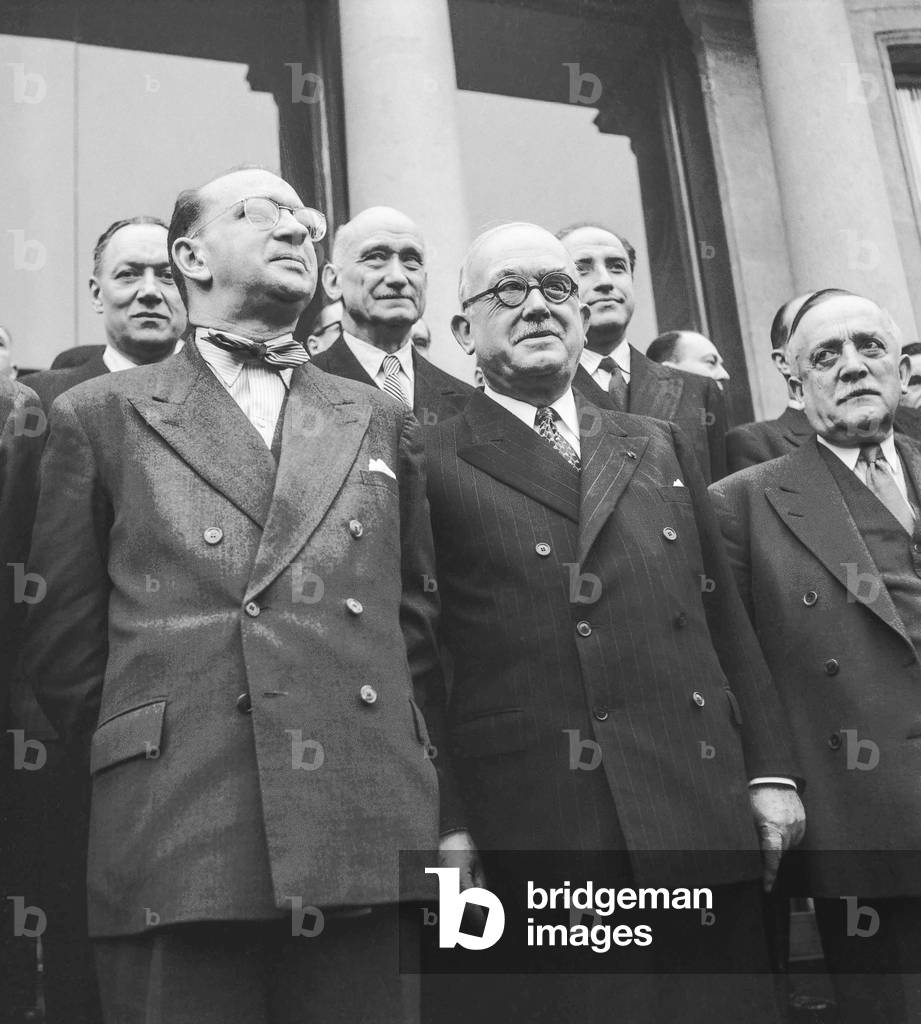 French ministerial crisis, 1952 : Edgar Faure, French Prime Minister, presents his new governement at the Elysee, Paris, January 20, 1952 : Edgar Faure, Robert Schuman, French president Vincent Auriol, Henri Queuille (b/w photo)