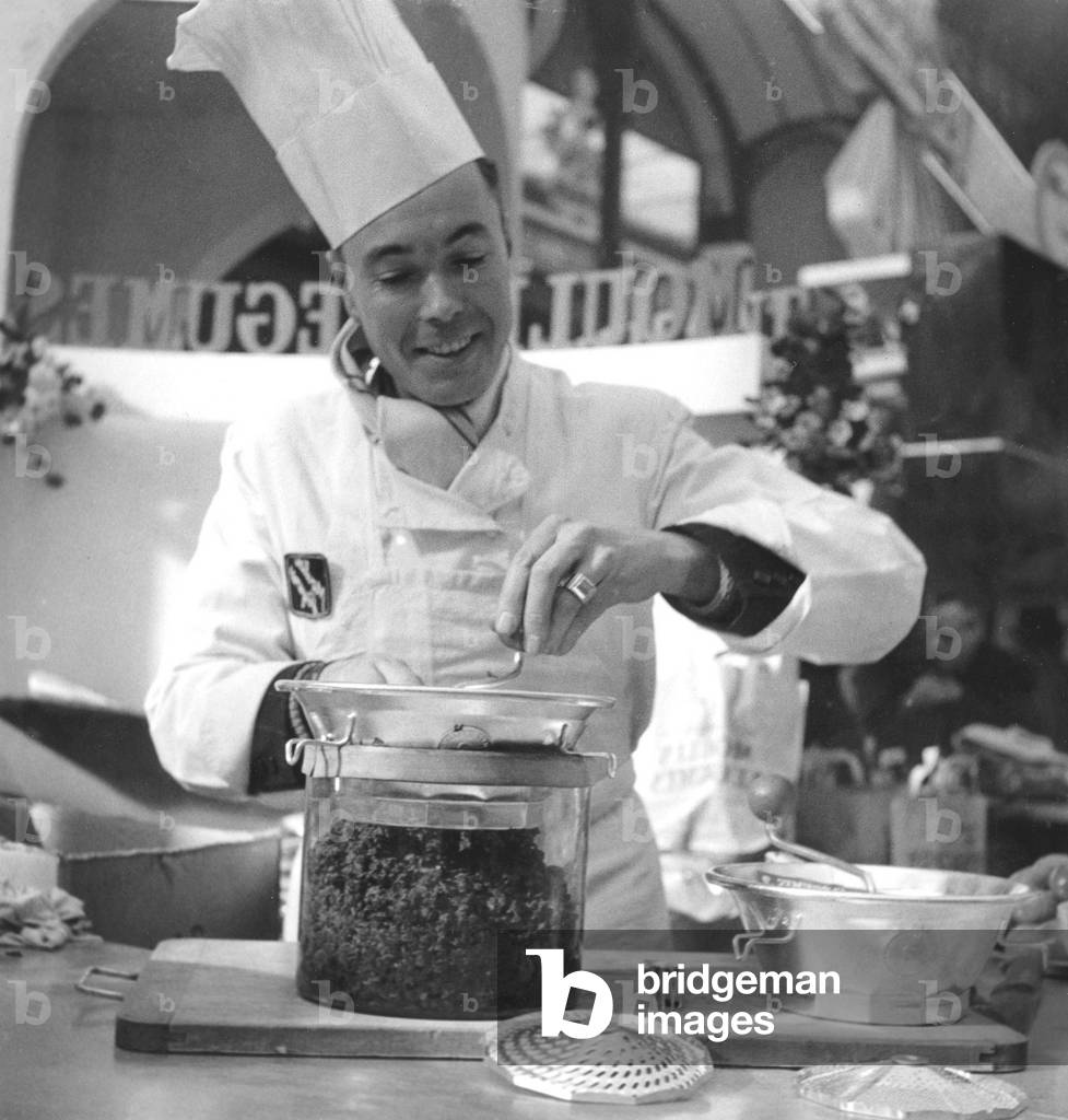 Home Exhibition Home Show France on February 23, 1951  (b/w photo)