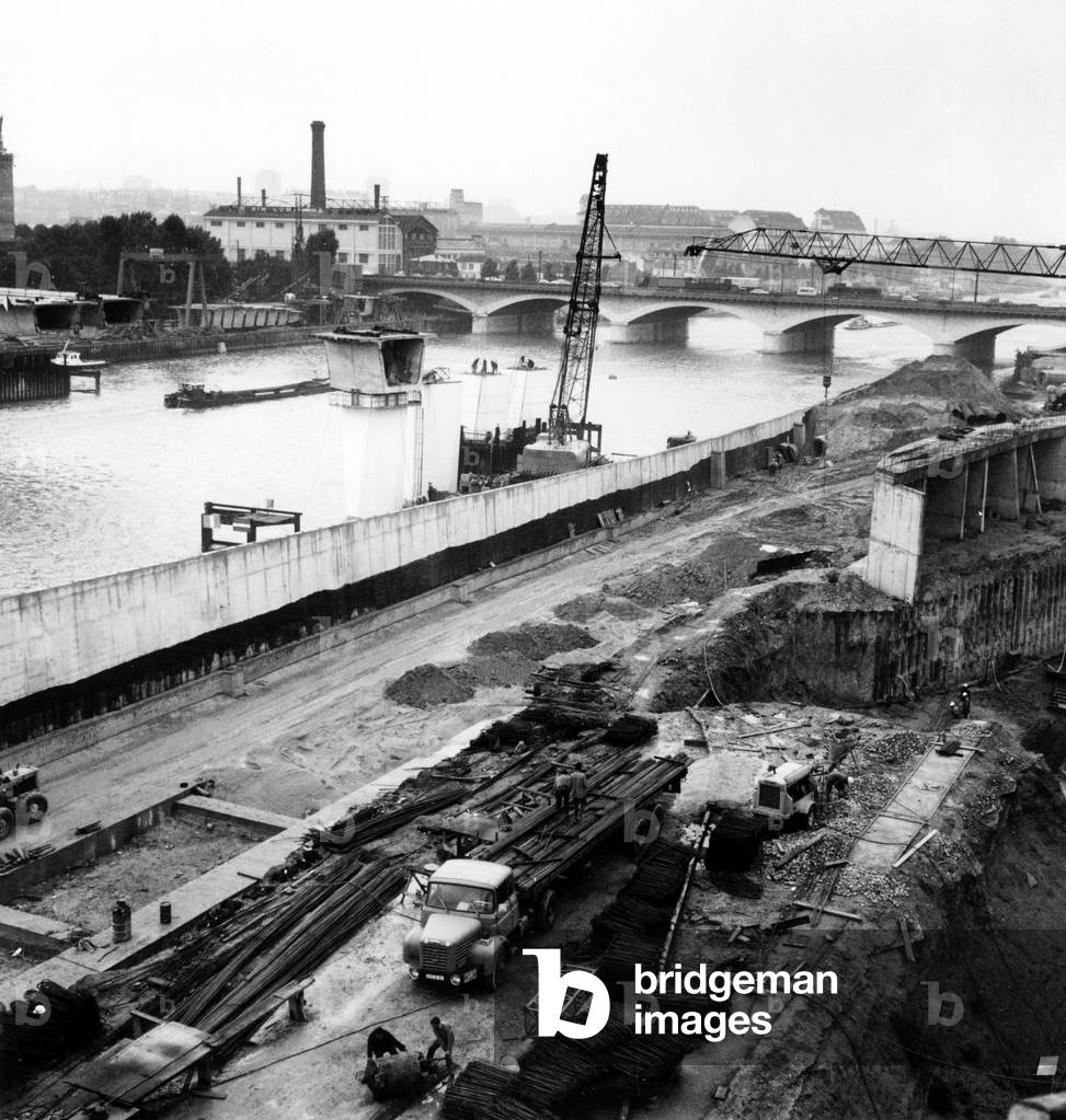 View of The Works For The Building of The Ring Road Or Beltway Around Paris September 04, 1968 - Periph Circulation Traffic Travaux Works Infrastructure Substructure Grue Crane (b/w photo)