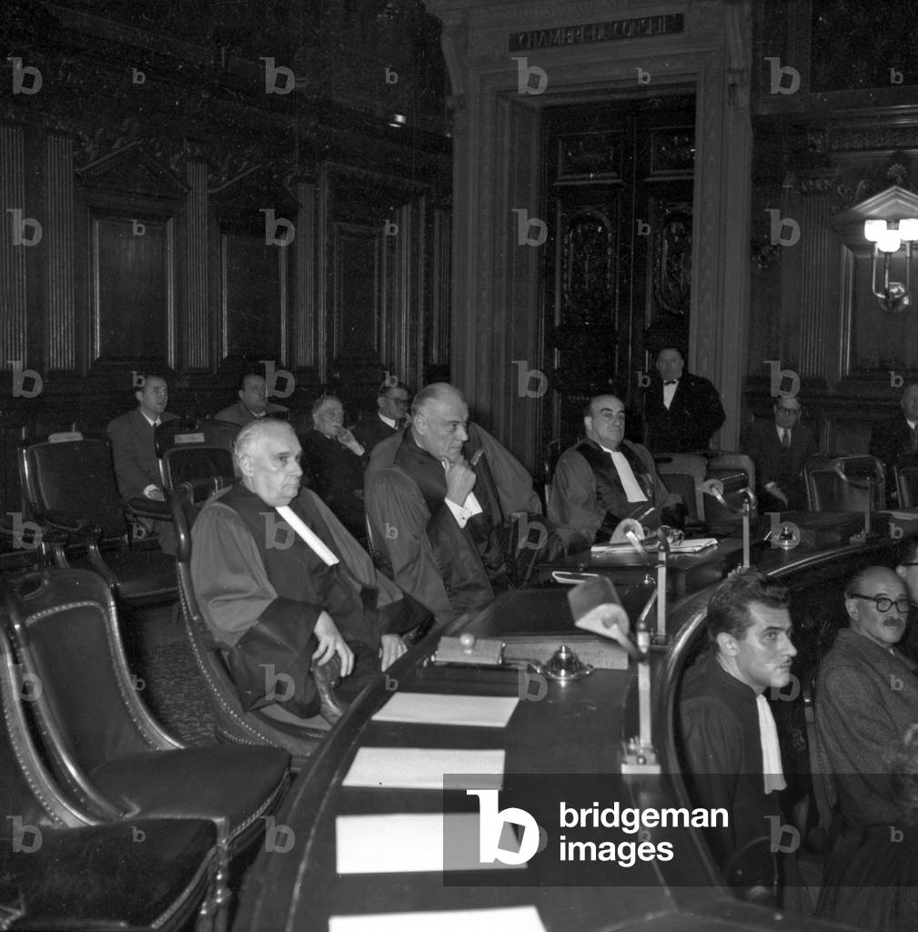 83544 Proces Pauline Dubuisson In front of the Seine Assizes Here Without It For She Tent To Suicide Here Mr. Bailly And President Jadin October 27, 1953 (b/w photo)