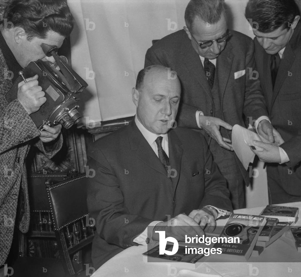French writer and former resistant Gilbert Renault (Colonel Remy) has received a literary prize (