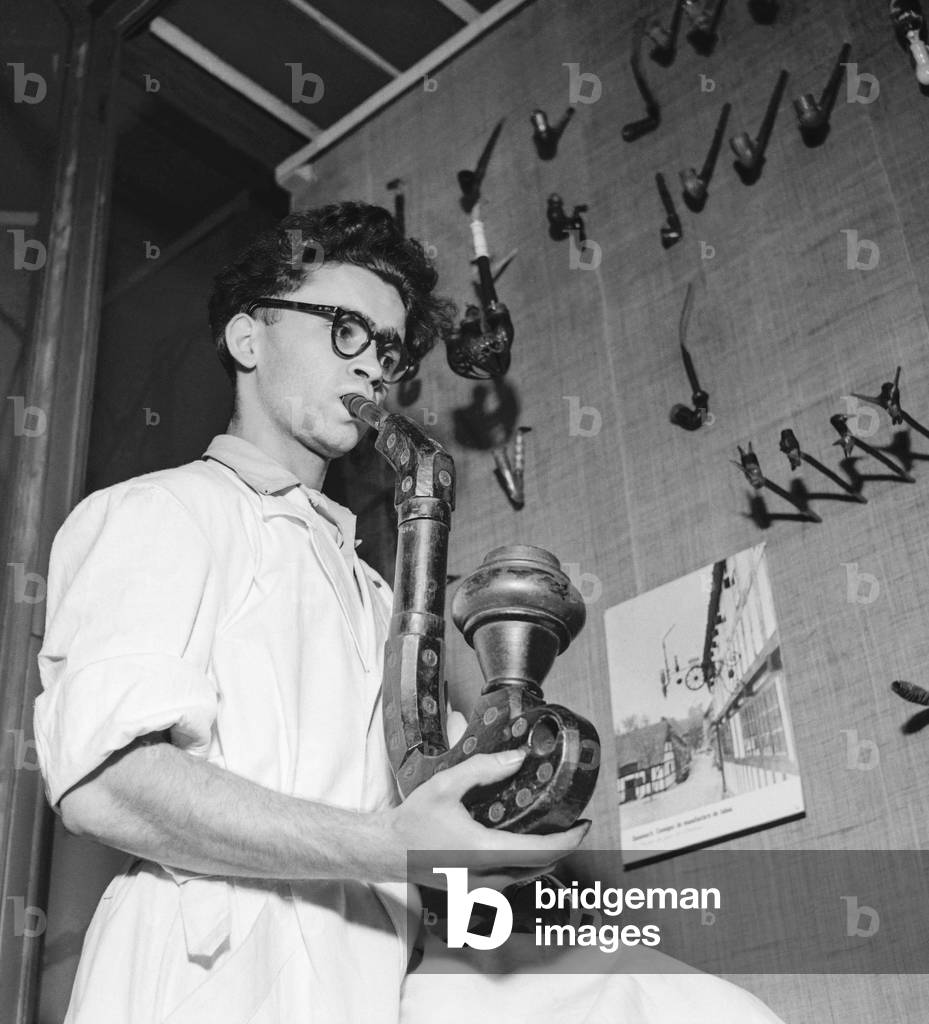 Exhibition about popular art in Europe at the Musee de l'Homme, Paris, June 27, 1951 : pipe (b/w photo)