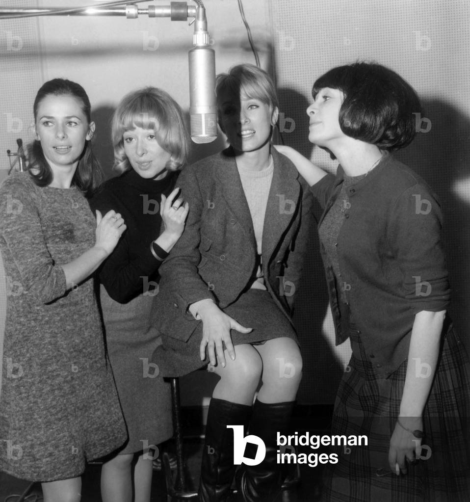 Les Parisiennes Record Two Songs D Herb Villard From Left To Right Raymond Anne Marie Anne And Helene On March 30, 1966 (b/w photo)
