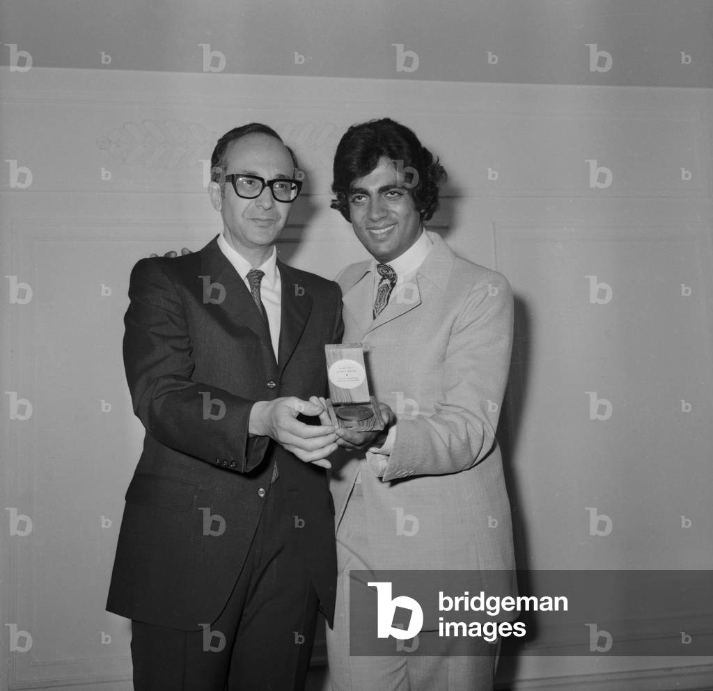 Israel Tourist Office Manager Mr Vidar awarding French singer Enrico Macias the 'Shalom' (peace) medal on June 24, 1970