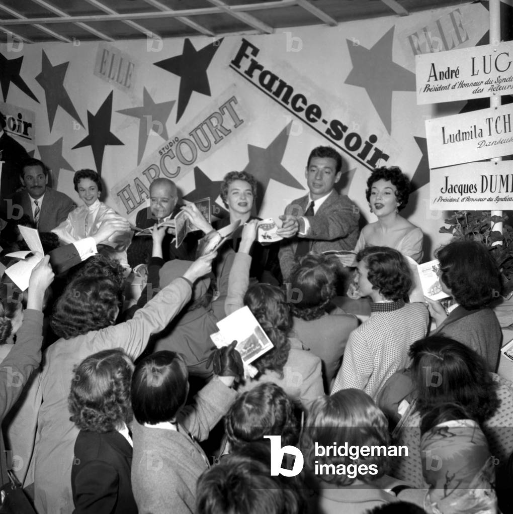 Kermesse Aux Etoiles in Tuileries Garden in Paris : Jacques Dumesnil, Francoise Arnoul, Andre Luguet, Line Renaud and Ludmilla Tcherina Signing Autographs June 12, 1954 (b/w photo)