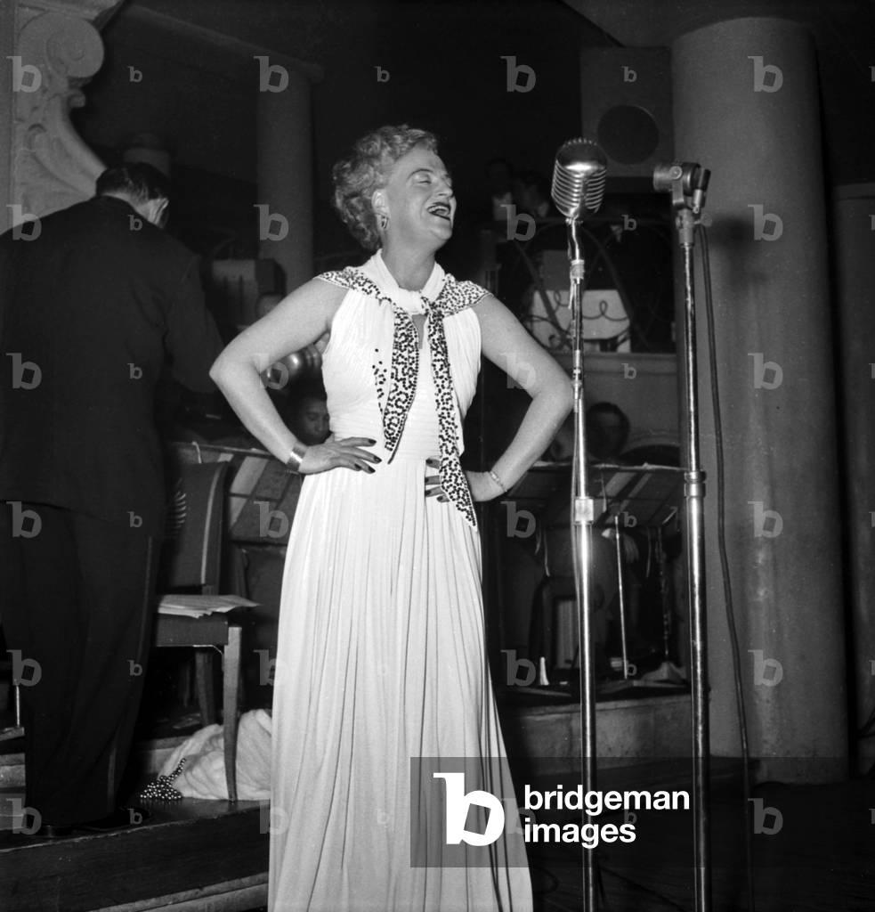 English Singer Gracie Fields on Stage in Paris, October 30, 1948 (b/w photo)