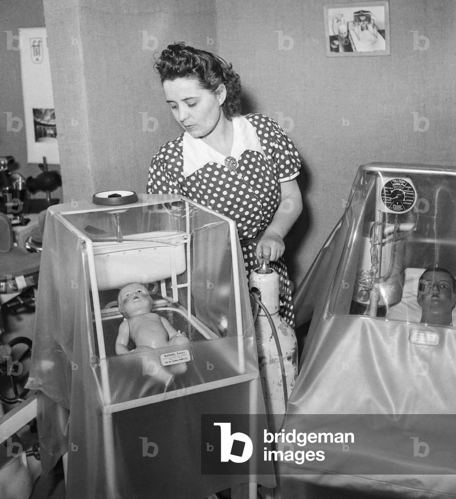 1st International meeting of health technicians, Paris (Palais de la Mutualite), June 7, 1950 : an incubator (b/w photo)