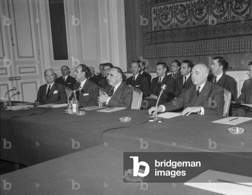 Working session for the stabilization plan, Ministry of the Interior, 1964 (photo)