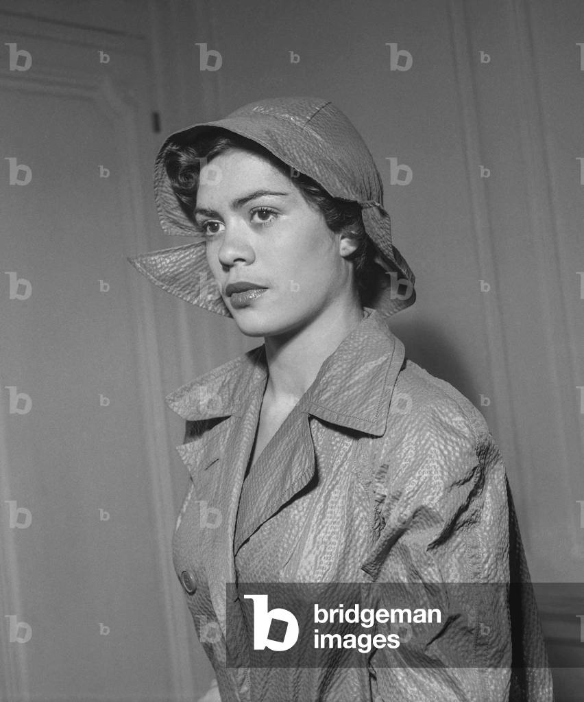 Paquin fashion, Paris, August 30, 1949 : trenchcoat and hat (b/w photo)