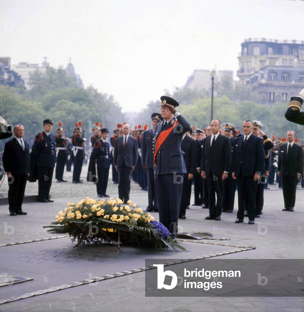 King Gustav Adolf Vi of Sweden on Unknown Soldier'S Grave in Paris in May 1963 (photo)