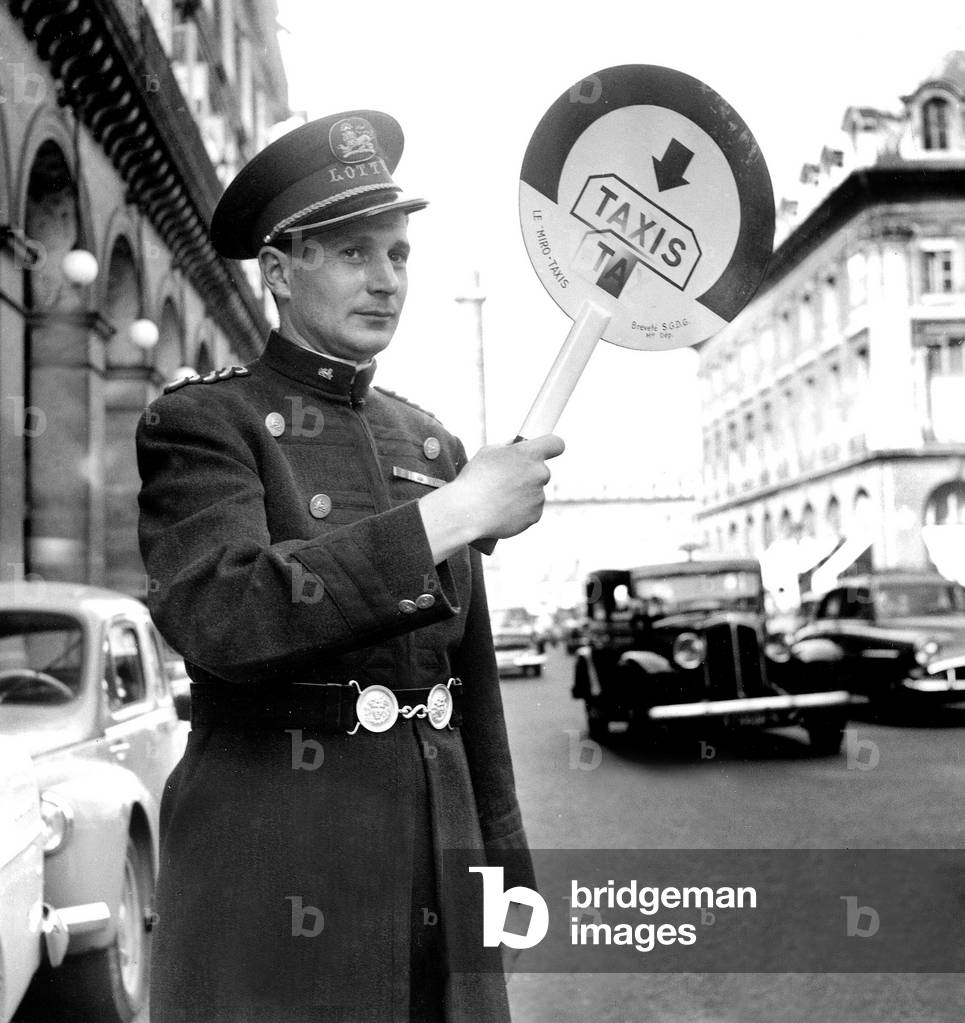Green Red and White Disc To Call Cabs By Visual Signal in Order To Avoid Noise By Night Is Used By Several Hotels in Paris here Valet-Parking in Front of Hotel Lotti July 24, 1956 - Campagne Anti-Bruit Anti Bruit Campaign Against Noise (b/w photo)
