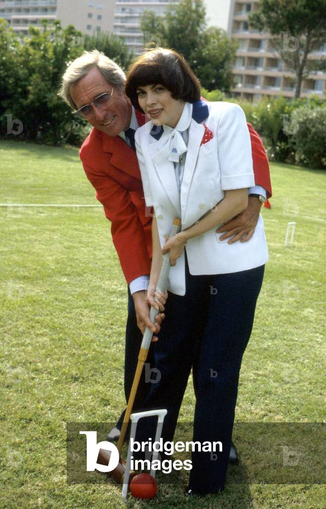 Singer Mireille Mathieu With Actor Peter Sellers Playing Croquet, 70'S  (photo)