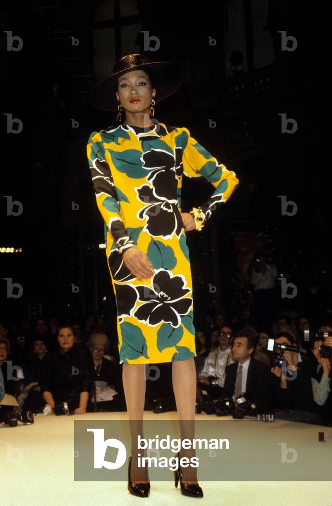 Presentation of Nina Ricci Collection For 1985 Summer : Flowered Hat and Dress (photo)