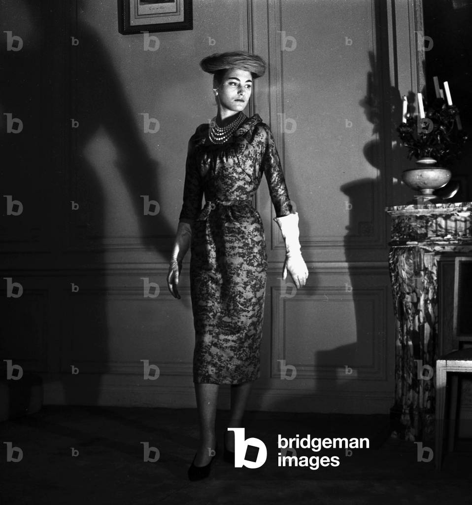 Presentation on February 29, 1956 of Fashion By Jacques Fath For Spring-Summer 1956 : Black Lace Dress (b/w photo)