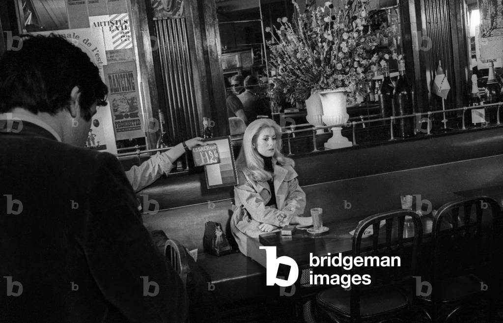 L'actrice française Catherine Deneuve sur le tournage du film d'AlainCavalier « Heartbeat » à la Closerie des Lilas à Paris le 10 juin 1968