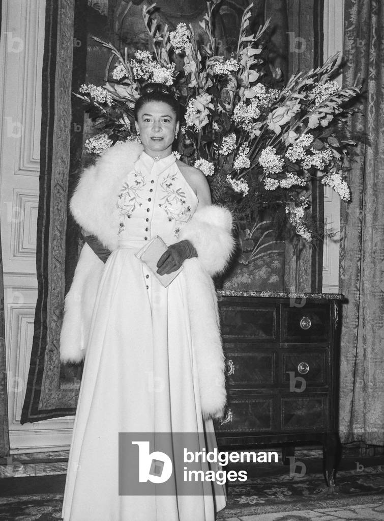 Ball given at the Cercle Interallie in Paris at time of the private stay of Princess Margaret of England in Paris, November 21, 1951 : Miss Carven (Carmen de Tommaso) (b/w photo)