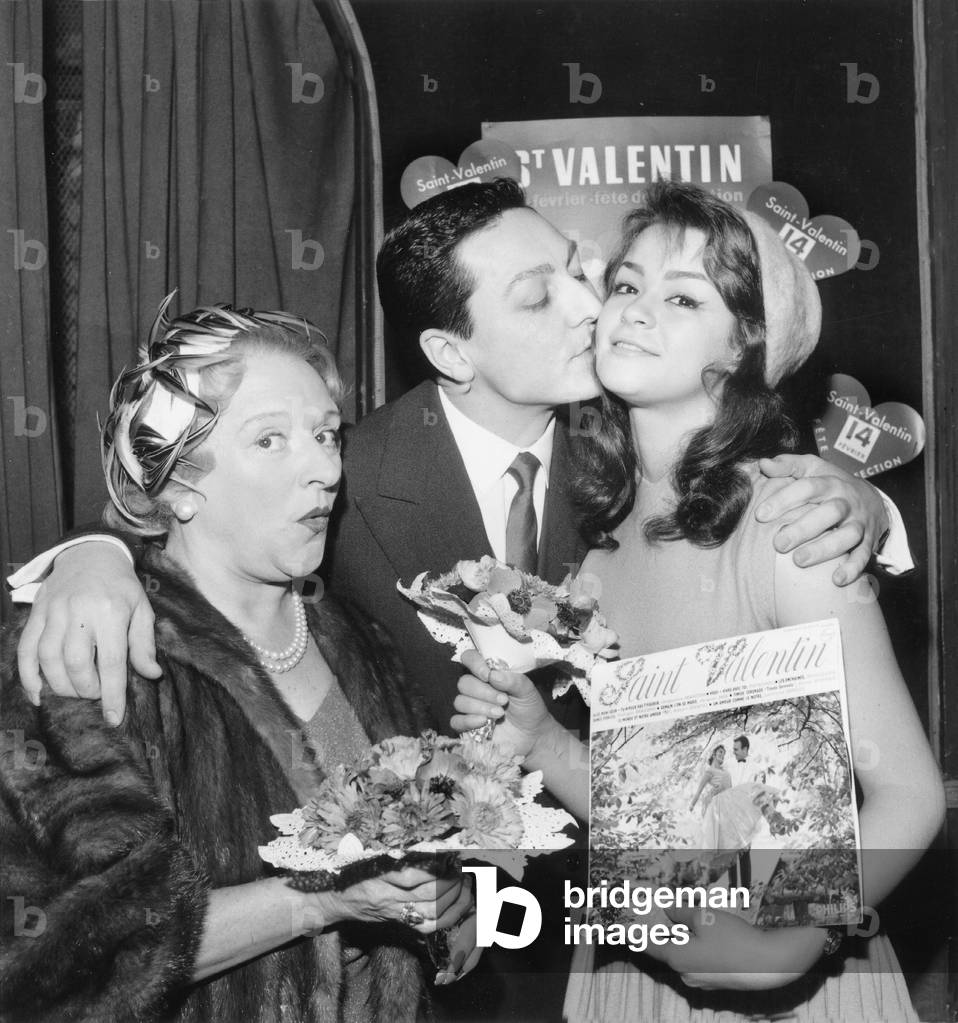 Lovers in February 22, 1959 at Saint Valentine Day (b/w photo)