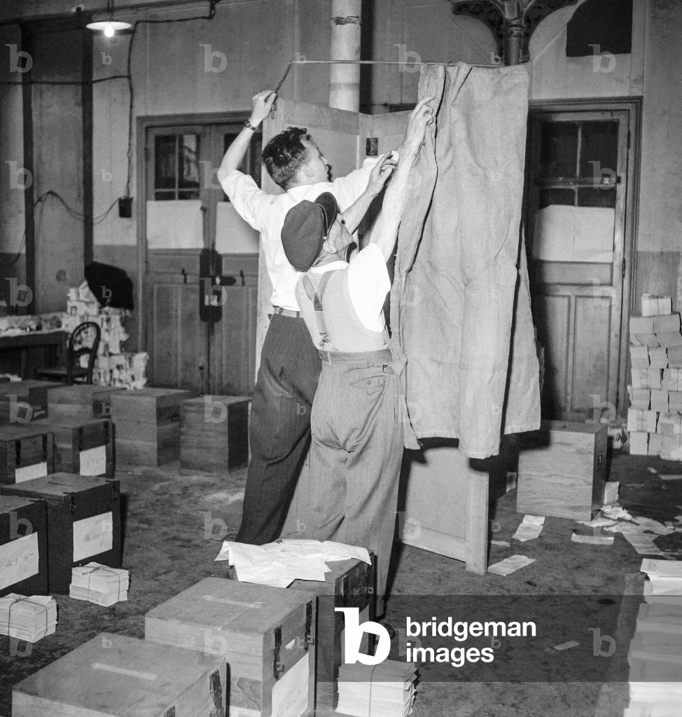 Preparation for General election (June 17), Paris, June 12, 1951 : preparation of the polling booth in a polling station (b/w photo)