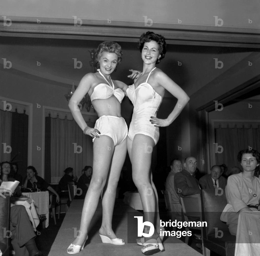Presentation of swimming suits for summer 1954 in Paris, on the 20th October, 1953. Models Almyne and Colette, 1953 (b/w photo)