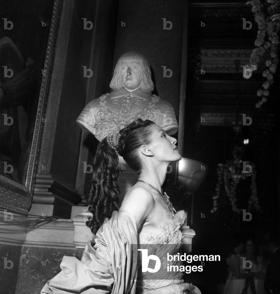 Ball at Versailles Castle : here Model Lucie Daouphars, Called Lucky on May 25, 1952 (b/w photo)