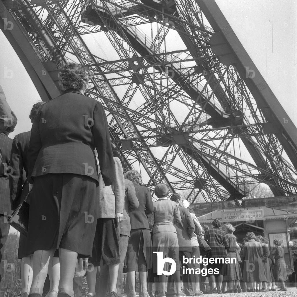Tourists lining up to visit the Eiffel Tower, 1952