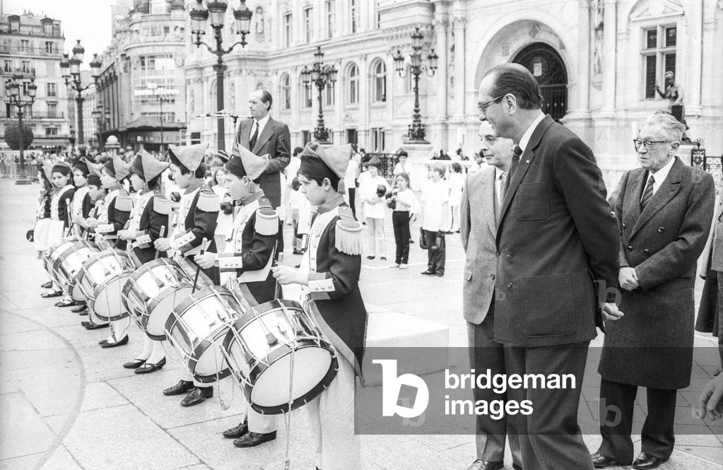 Jacques Chirac is going to attend a sport demonstration by children outside the Paris City Hall, February 6, 1985 (b/w photo)