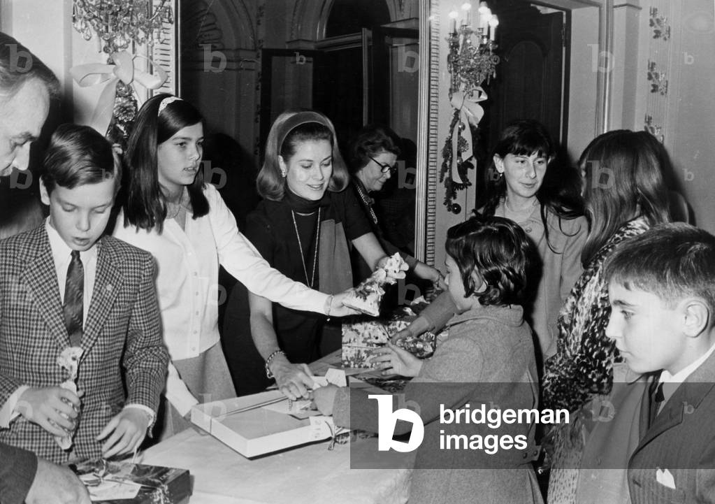 L-R : Prince Rainier Iii of Monaco, Prince Albert (Future Albert Ii), Princess Caroline and Princess Grace during Giving of Christmas Presents on December 22, 1969 (b/w photo)