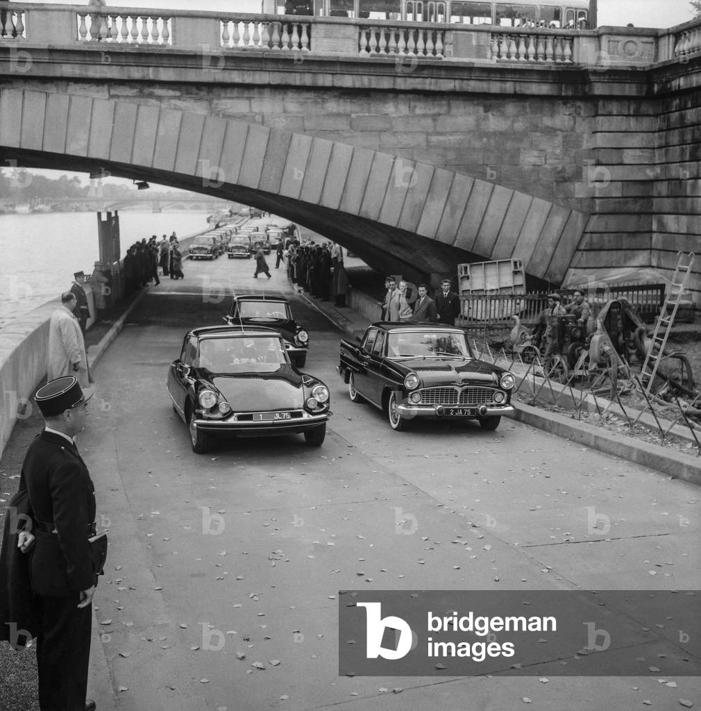A new expressway running along the Seine in Paris, October 5, 1960 (photo)