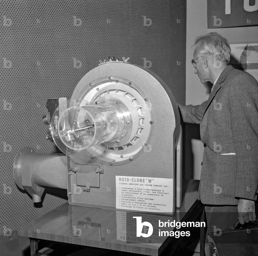 Congress of the fight against pollution, Paris, November 24, 1960 : an item to measure the importance of smokes (b/w photo)