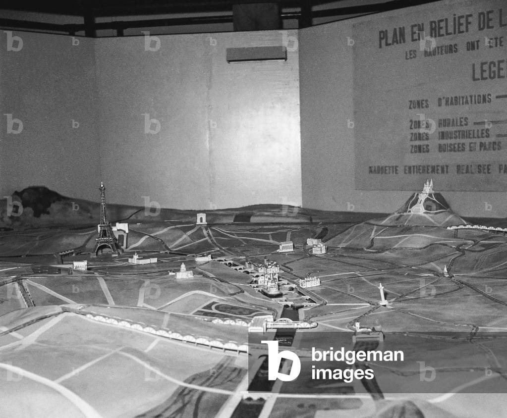 For the fiftieth anniversary of the Parisian metro : exhibition about the metro, Paris, June 29, 1950 (b/w photo)