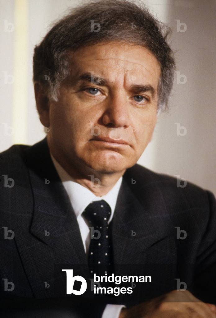 Mr Oradia Sofer Ambassador of Israel at a Press Conference in Paris February 23, 1989 (photo)