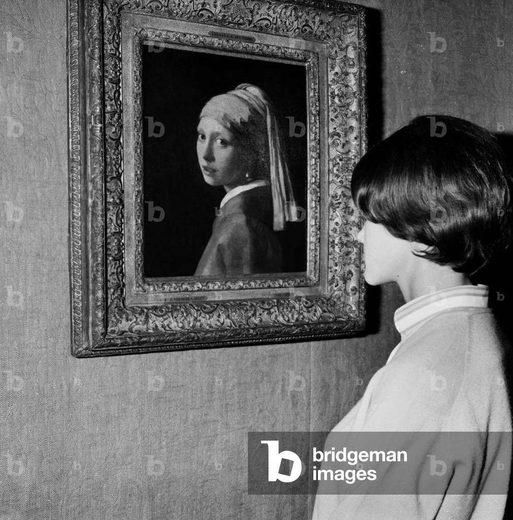 Large Exhibition “Dans La Lumiere De Vermeer” Organized By The French Government And By The Johan Maurits Van Nassey Foundation Of The Hague At The Musee De L Orangerie Des Tuileries In Paris Here His Work “La Jeune Fille Au Truban” On September 22, 1966 (b/w photo)