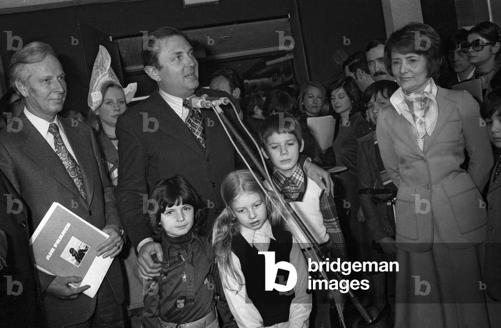 The winners of the contest of children drawings about economies of energy on August 25, 1975 in Paris : Michel d'Ornano (French minister of industry) and journalist Jacqueline Baudrier (CEO of Radio France) (b/w photo)
