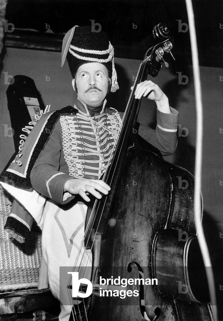 Les Pissenlits Par La Racine Salad By The Roots De Georgeslautner Avec Michel Serrault En Hussard Jouant De La Contrebasse Le 18 Septembre 1963 Neg B80646 (b/w photo)