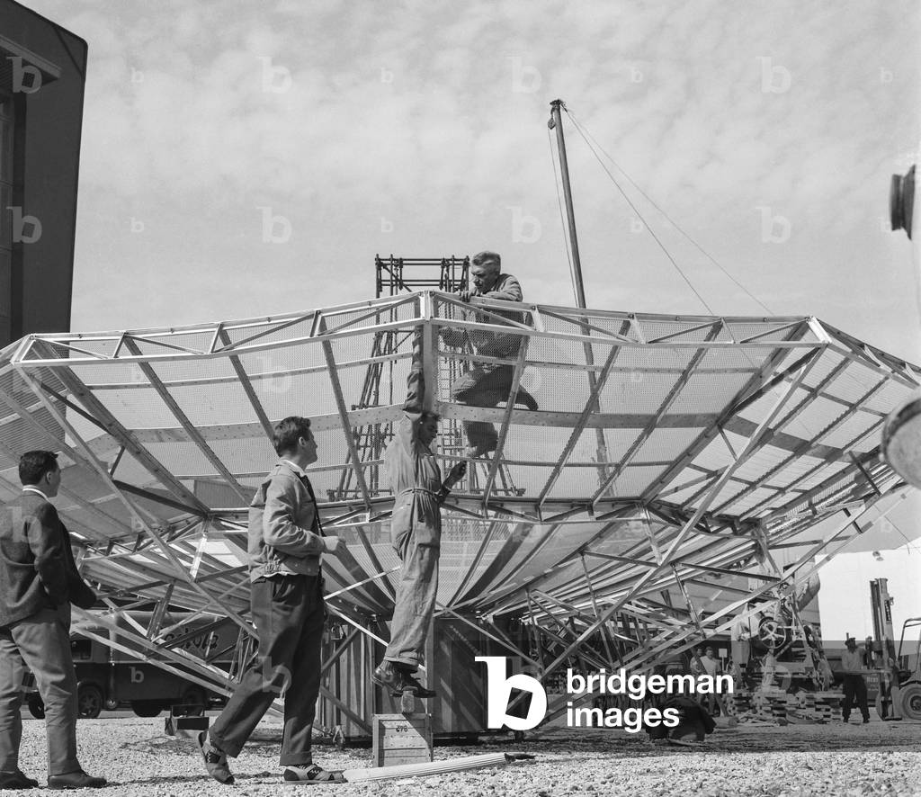 Radio, tv and electronics show in Paris on September 12, 1960 : satellite dish (b/w photo)