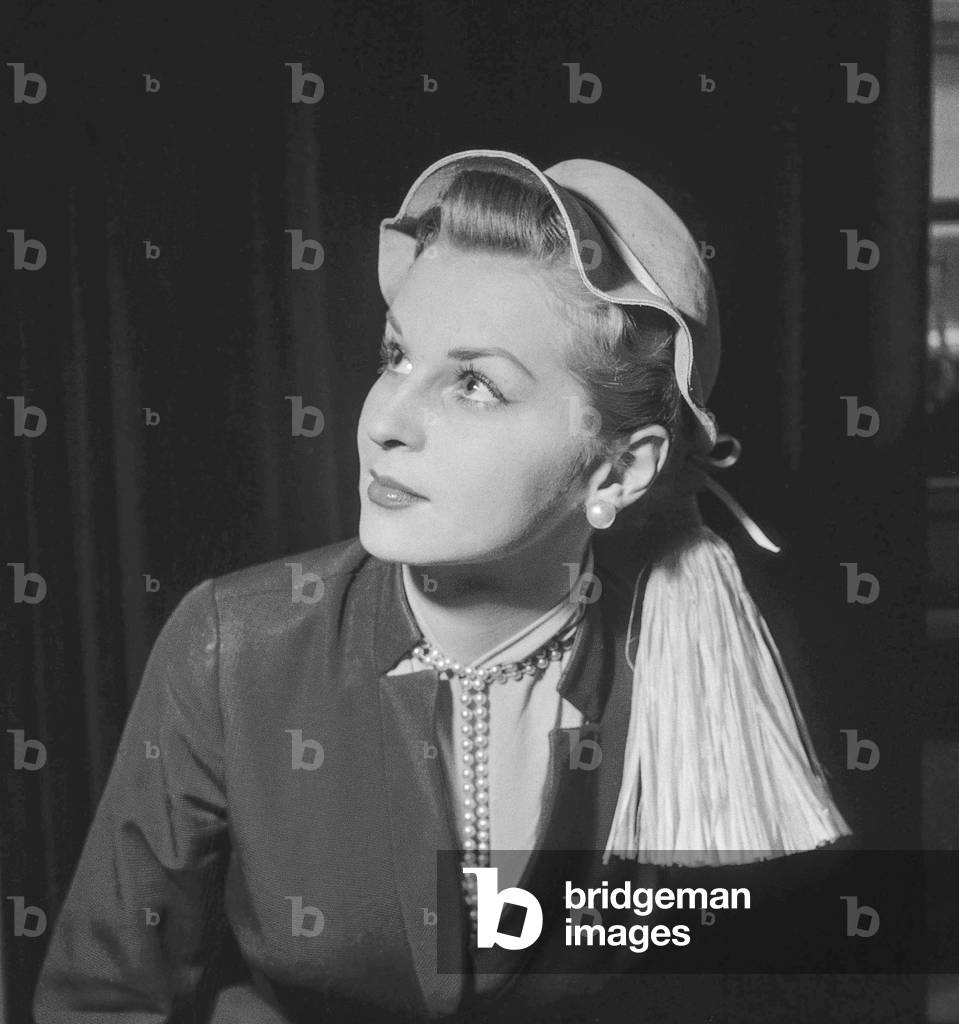 Hat by Emma Pierron, Paris, January 1952 : model 