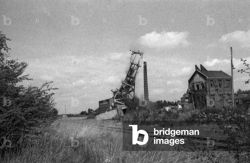 Destruction of the mine in Sin-le-Noble near Douai, France, May 27, 1986 (closing of the mine) (b/w photo)