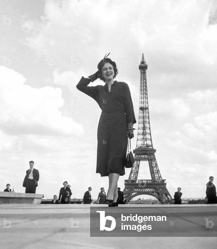 Margaret Truman (HarryTruman's daughter) in Paris : here at the Trocadero in front of the Eiffel Tower on June 19, 1951 (b/w photo)