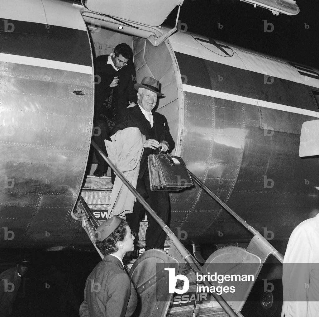 Sidney and Charlie Chaplin arrive in Orly on September 4, 1957 (photo)
