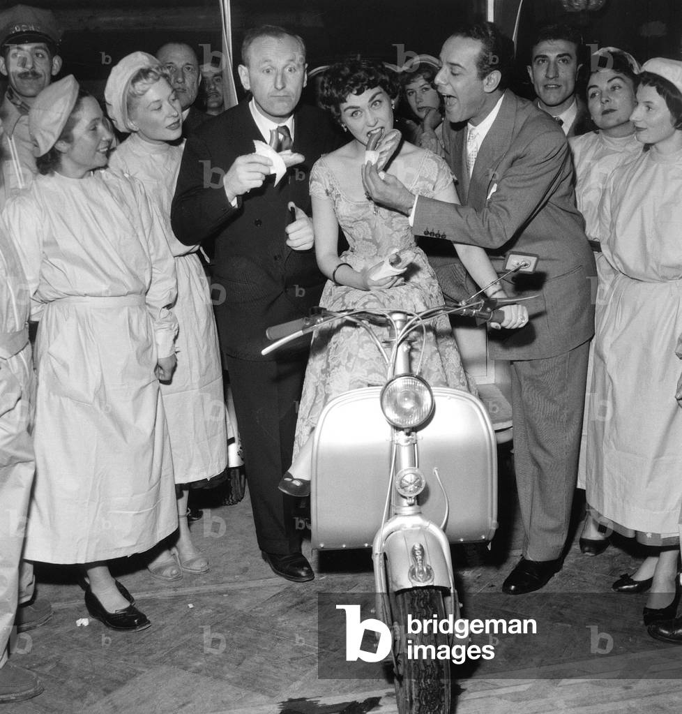 Bourvil, Elisabeth Manet and Georges Guetary during A Hot Dogs Sale in Elysee Pavilion on March 9, 1955 (b/w photo)