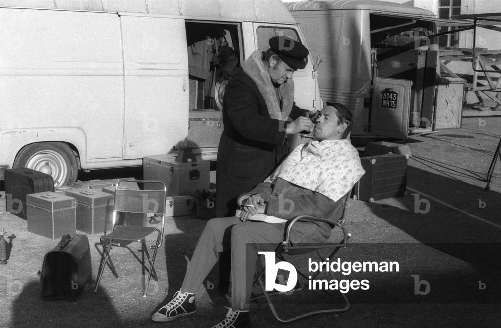 Le chanteur et acteur belge Jacques Brel se maquille avant de tourner une scène sur le tournage du film « briseurs de loi » de MarcelCarne à Aix en Provence, le 4 décembre 1970