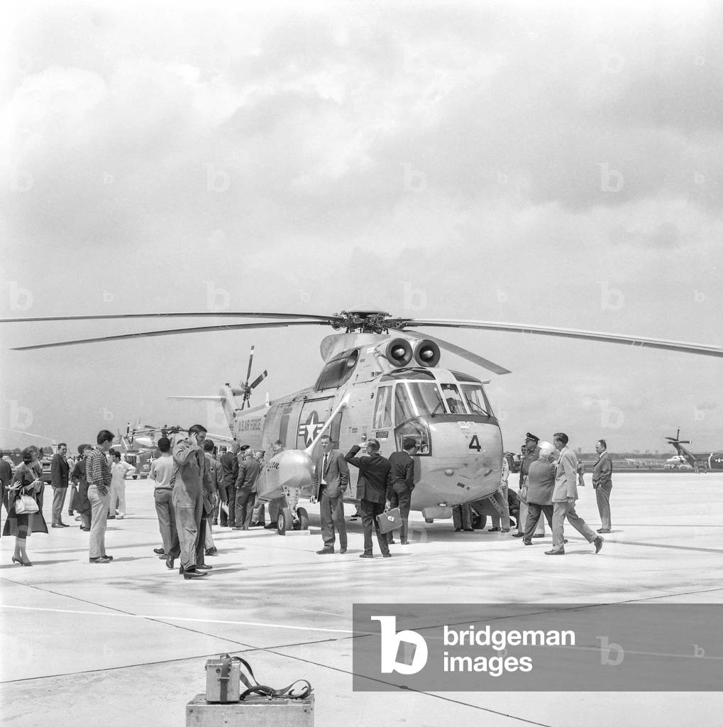 American pilots William Lehman, John D. Arthurs and William A. Scott crossed the Atlantic ocean with an helicopter 