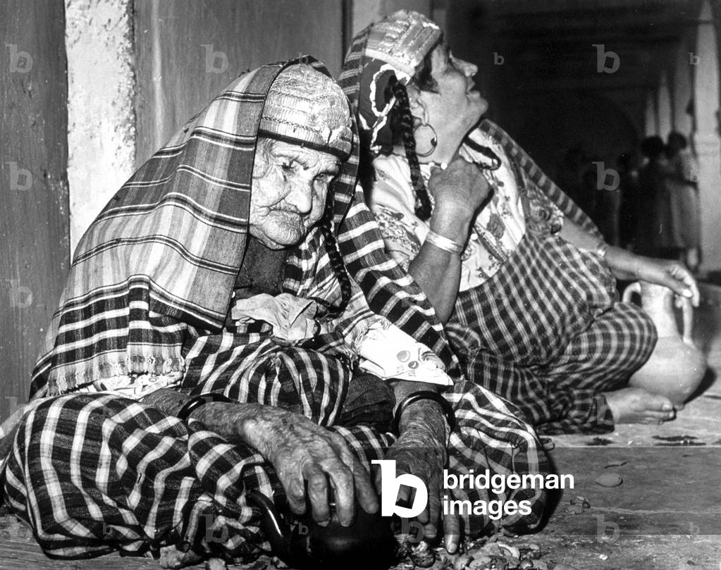 Old Jewish Woman in Djerba, Tunisia 80'S (b/w photo)