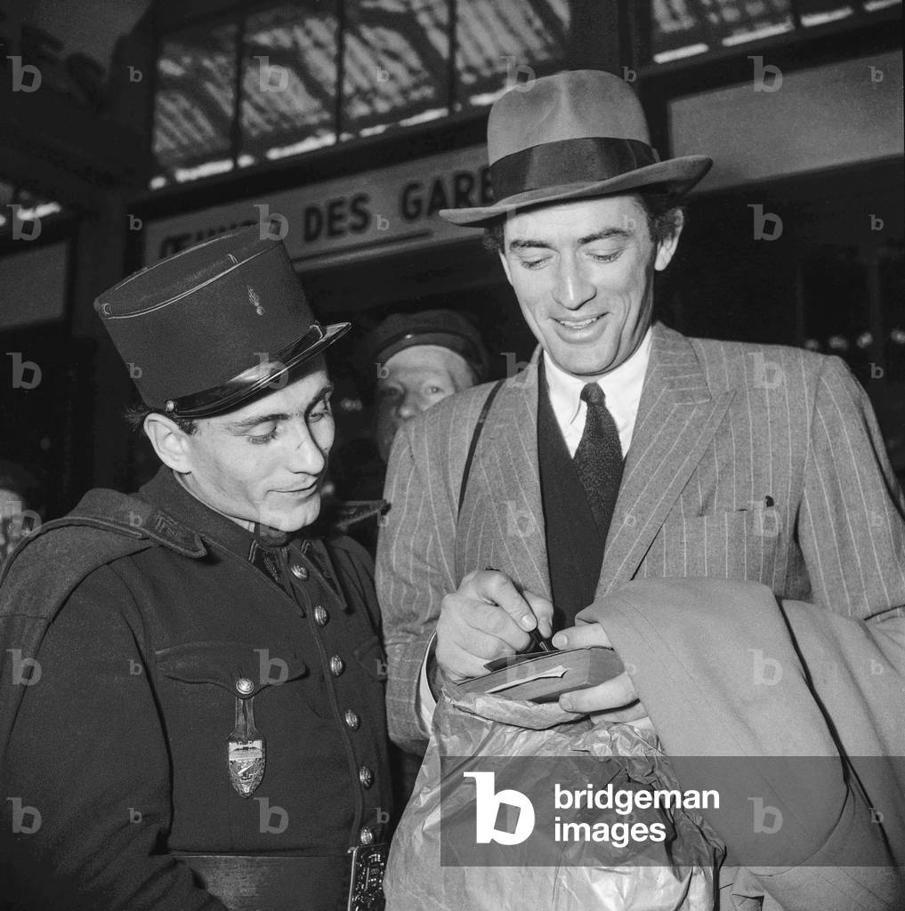 French actor Gregory Peck arriving in Paris, April 7, 1950, signing autographs (photo)